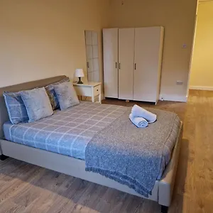 Affordable In Shared Flat, Bridge Homestay