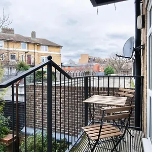 Chic 3 Bed Near Bridge With Balcony Apartment
